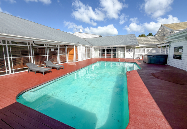 4.5-Star Rotorua Stay for Two People in a King/Twin Room incl. Daily Cooked Breakfast, Welcome Basket, $50 F&B Credit, Late Checkout, Parking, Lawn Tennis, Kayak Hire - Option to Upgrade to Lakeview Room