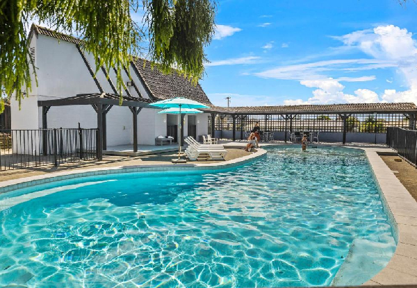 Rotorua Stay for Two People in a Studio Room at Imperial Hotel incl. Continental Breakfast, Early Check-In & Late Check-Out, Parking, Access to Pool, Gym, Spa Pool & Sauna - Option for One-Bedroom Apartment