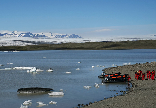 Per-Person Twin-Share Six-Day Northern Lights Iceland Experience incl. Accommodation, Private Transport & Six Unique Activities