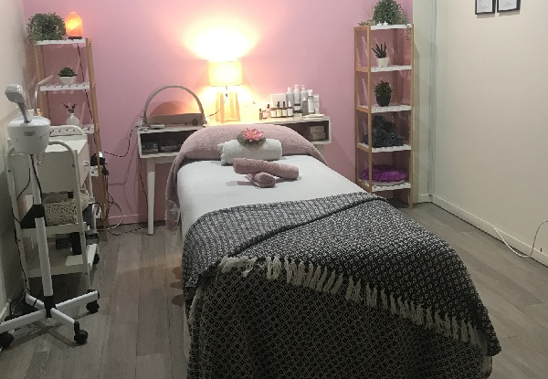 Deep Hydration 60-Minute Facial for One Person incl. Scalp Massage - Option for Two People