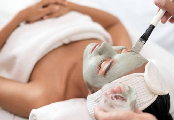 60-Minute Deep Cleansing Women's Facial incl. Head & Shoulder Massage - Option for Two People & to incl. Eyebrow Shape