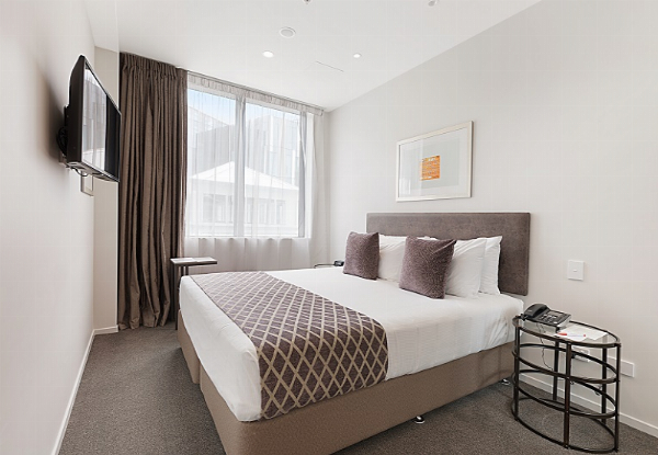 One Night Auckland CBD Stay in a Deluxe Room for Two People incl. WiFi & Parking - Option for Two or Three Nights