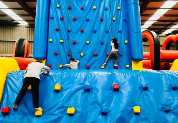 School Holiday Pass for One Person incl. One Hour in the Trampoline Park, One Hour in the Inflatable Park & 10-Minute Virtual Reality Experience