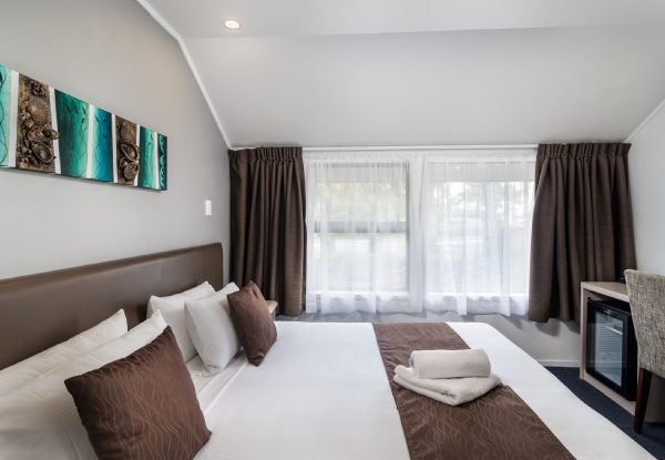 Auckland Summer Suburban Escape for Two in a Studio Room incl. Continental Breakfast, Late Checkout, Car Park, WiFi, 10% off Food & Beverage - Option for Two Nights Available