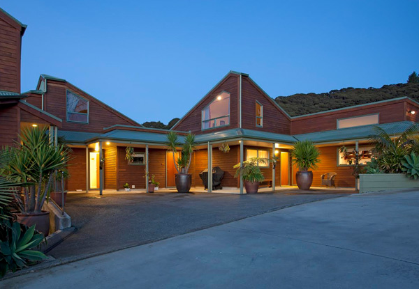 One-Night Midweek Luxury Raglan Getaway for Two People - Options for Two and Three Nights.