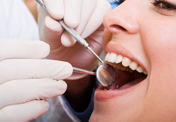 Single Layer Tooth Filling or Single Tooth Extraction incl. a Consultation, One X-Ray, Local Anesthetic & Post Op Care