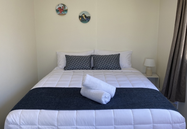 Two-Night Stay in a Cabin for Two People at Takapuna Beach Holiday Park incl. WiFi & Late Checkout