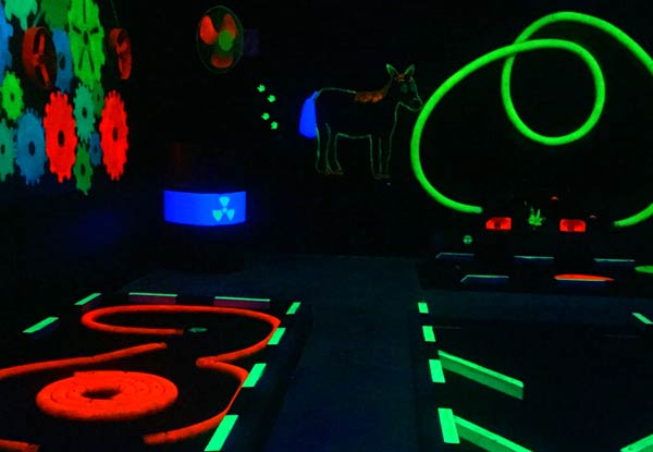 60-Minutes of Virtual Reality Gaming incl. One Round of Group Minigolf for up to Eight People