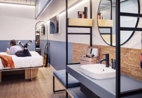Central Auckland Stay in a Queen Ensuite for
Two People incl. Early Check-in, Late Check-out, Breakfast & Dinner at Miss Lucy's Restaurant - Queen Ensuite for One-Person & Pod for One-Person Available - Valid for Stays Between May to 30th September 2024