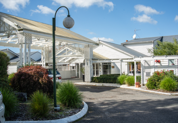 4.5-Star Rotorua Stay for Two People in a King/Twin Room incl. Daily Cooked Breakfast, Welcome Basket, $50 F&B Credit, Late Checkout, Parking, Lawn Tennis, Kayak Hire - Option to Upgrade to Lakeview Room