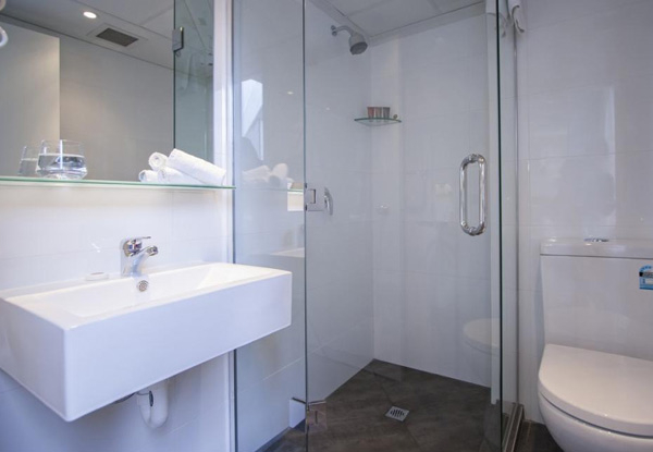 One-Night Auckland CBD Stay for Two People in a Queen or Twin Room incl. Late Checkout & a Cooked Breakfast for Two at Lone Star - Option for Two or Three Nights