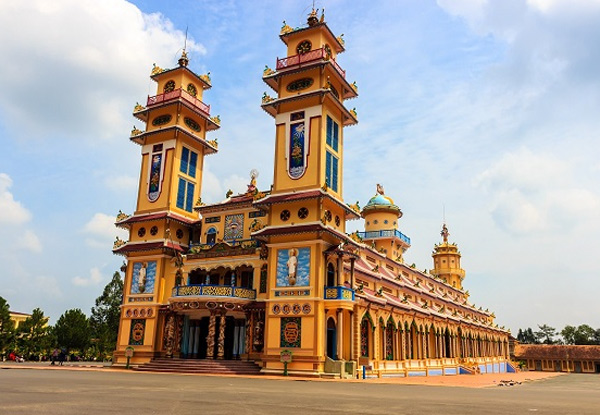 Per-Person, Twin-Share, Best of Vietnam 12-Day Tour incl. Return Flights, Accommodation, Halong Bay Cruise, Local Guides & More - Option for Solo Traveller