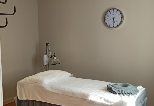 30-Minute Remedial Chinese Massage incl. 15-Minute Cupping Treatment - Options for 45 minute & 1-Hour Session & Acupuncture Treatment