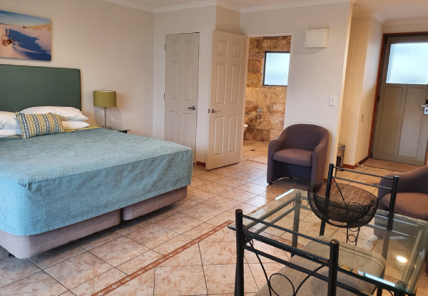Relaxing Weekend Escape for Two in Whangamata incl. Private Hot Tub, Continental Breakfast & 11am Late Check-Out - Options for Two or Three Nights