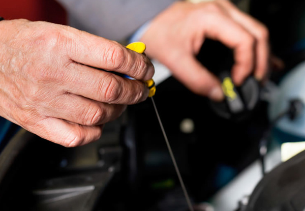 Comprehensive Service incl. Oil & Oil Filter, Battery Test, Fuel System Treatment, Windscreen Treatment & Tyre Blackening - Valid at Three Locations