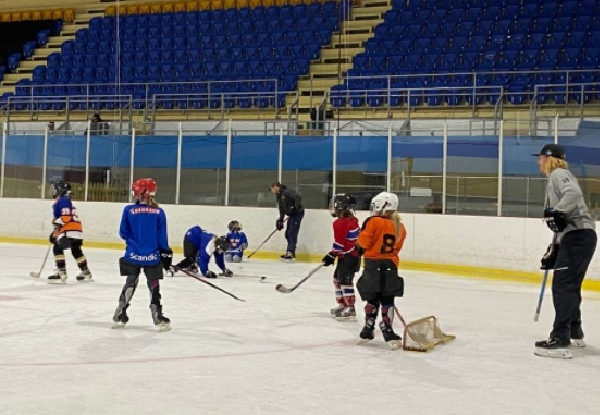 Two Learn-to-Play Ice Hockey Lessons for One Child incl. Gear Hire