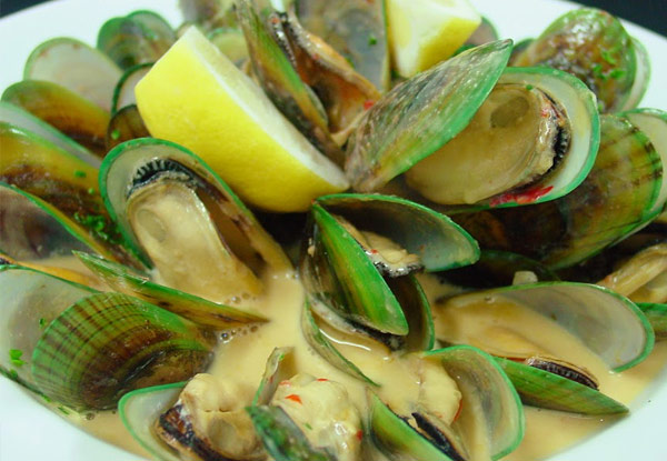 $29 for a Bucket of Beers with a Choice of One-Dozen Hot Wings or a 1kg Bowl of Mussels (value up to $52)