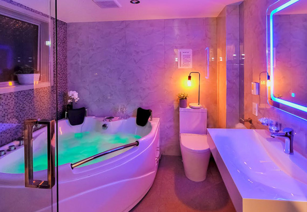 One-Night Stay for Two People in a Premium Spa Bath Studio incl. Continental Breakfast, Car Park & WiFi