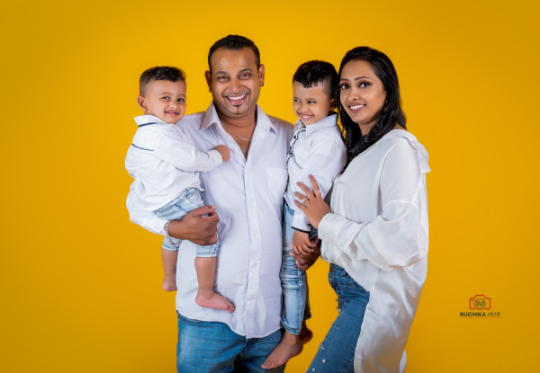 Premium Family Photoshoot Package for Up to 20 People Incl. Viewing Session & Frame Print 11 X 14 inch