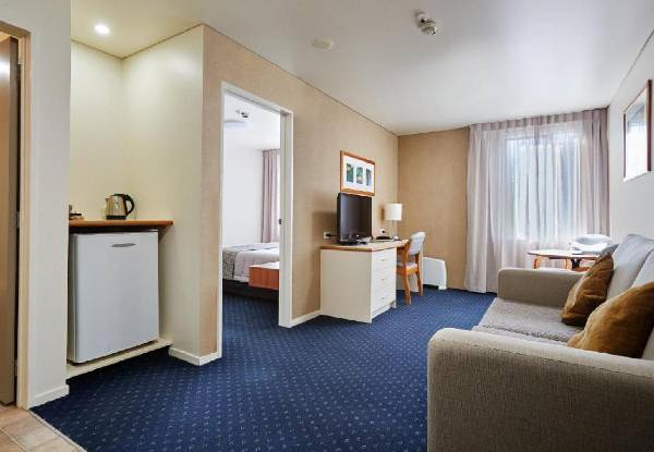 One-Night Stay at Ventura Inn & Suites Hamilton for Two People incl. Breakfast - Option for Standard Studio & Standard Suite