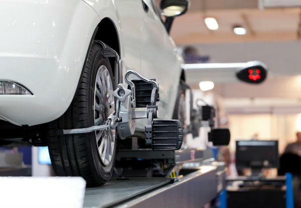 Wheel Alignment Using State of the Art Technology for Sedan/Hatchback, 4WD or SUV