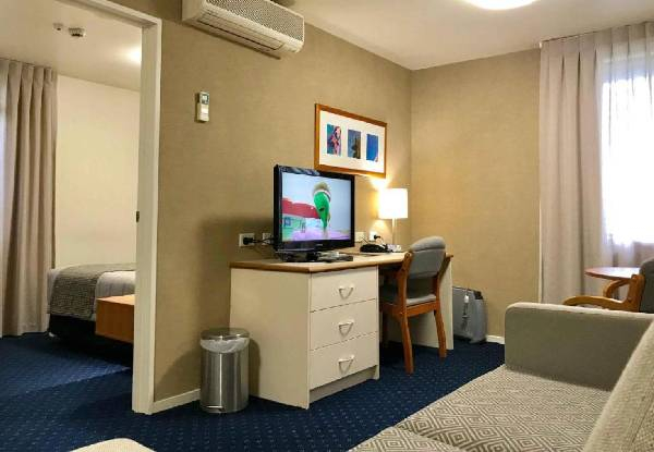 One-Night Stay at Ventura Inn & Suites Hamilton for Two People incl. Breakfast - Option for Standard Studio & Standard Suite