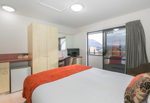 One Night Stay in Stunning Wanaka for Two People incl. Breakfast & Late Checkout - Option for Two Nights