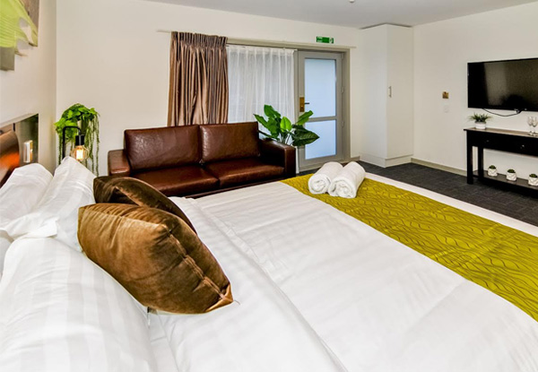 One-Night Stay for Two People in a Premium Spa Bath Studio incl. Continental Breakfast, Car Park & WiFi