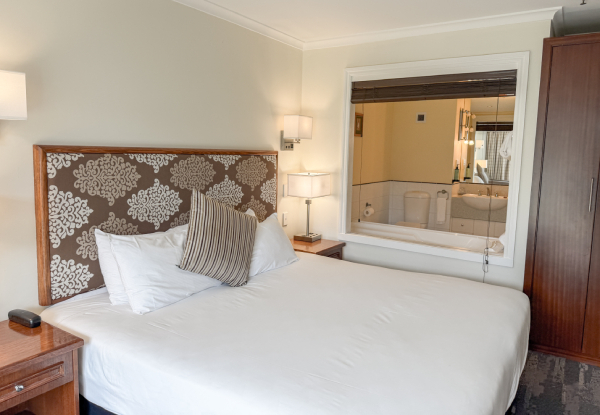 4.5-Star Rotorua Stay for Two People in a King/Twin Room incl. Daily Cooked Breakfast, Welcome Basket, $50 F&B Credit, Late Checkout, Parking, Lawn Tennis, Kayak Hire - Option to Upgrade to Lakeview Room