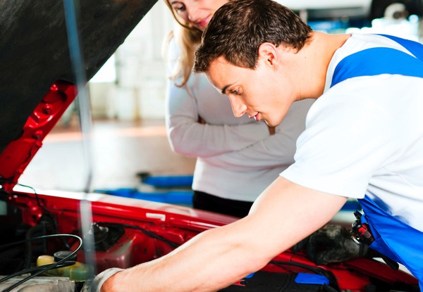 Comprehensive Service incl. Oil & Oil Filter, Battery Test, Fuel System Treatment, Windscreen Treatment & Tyre Blackening - Valid at Three Locations