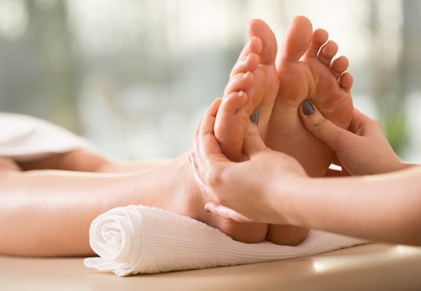 60-Minute Pamper Treatment incl. Facial, Foot Treatment & a Head/ Shoulder Massage