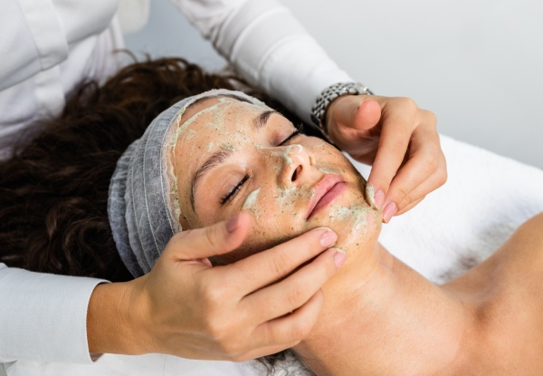60-Minute Hydrating Facial incl. Hand, Neck & Shoulder Massage for One Person