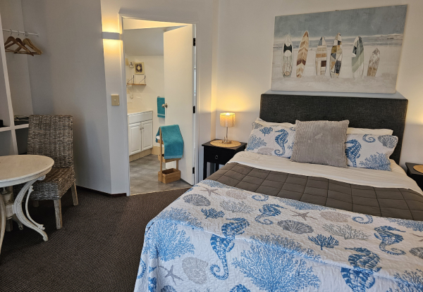 One-Night Whitianga Getaway for Two People in an En-Suite Queen Room incl. Discounts on Local Eatery Places & Boat Activities - Options for Two or Five-Nights Stay, Three People or a Family of Four, Twin Room or Family Unit