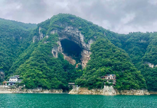 Per-Person, Twin-Share 14-Day Majestic Four-Star Yangtze Tour incl. Accommodation, Flights, Four-Day River Cruise, Entrance Fees, Meals as Indicated & More  - Option for Five-Star