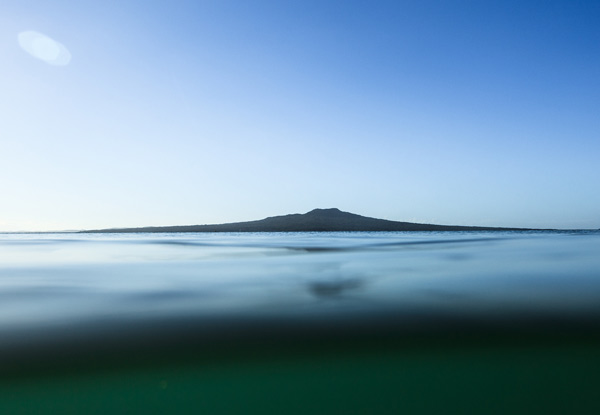 One-Hour Stand-Up Paddle Boarding Hire at Takapuna Beach incl. Paddle, Leash & Life Jacket, Safety Briefing & 10-Minute Lesson - Option for Two Hours