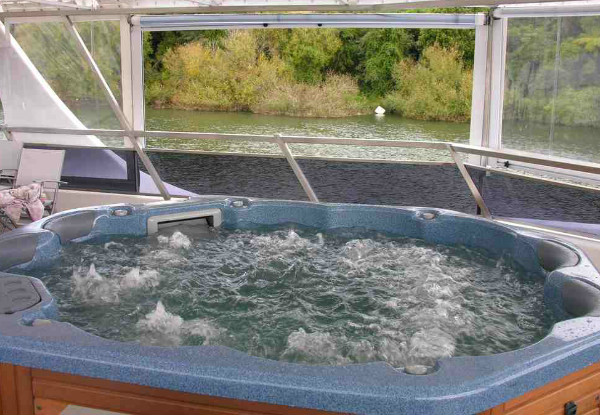 Overnight Midwinter Houseboat Experience for up to Six People incl. Midwinter Dinner, Breakfast, On-Board Spa Pool & Bottle of Bubbles