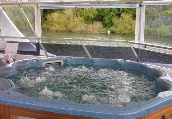 Autumn Special - One-Night on a Luxurious Self-Contained, Self-Chartered Houseboat for up to Six People incl. a Welcome Glass of Bubbles