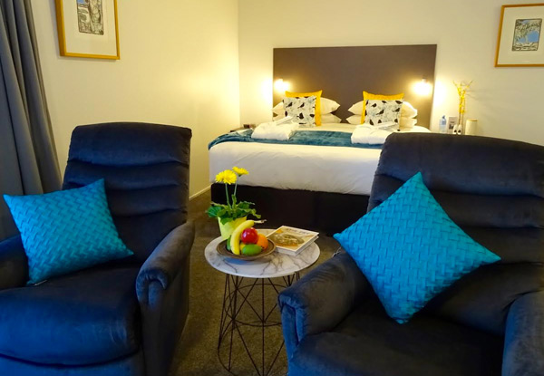 One-Night Hamilton Stay in a Spa Suite for Two People incl. Parking & WiFi - Option for Four People in a One-Bedroom Apartment