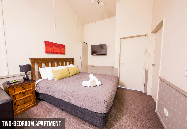 Two-Night Stay for up to Six People in a Two-Bedroom Apartment incl. Late Check Out, WiFi & Parking - Option for up to Four People in a One Bedroom Motel